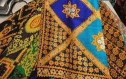 فروشنده روسری ابریشمی کلاقه ای طرحدار