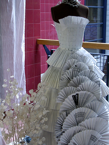 طراحی لباس روی کاغذ