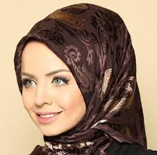 خرید روسری های زنانه در طرح های تابلویی