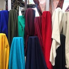 فروشنده پارچه ابریشمی رنگین